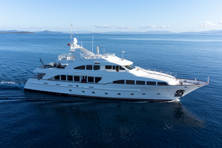 Rent Benetti 115ft Gallus yacht in Dubai