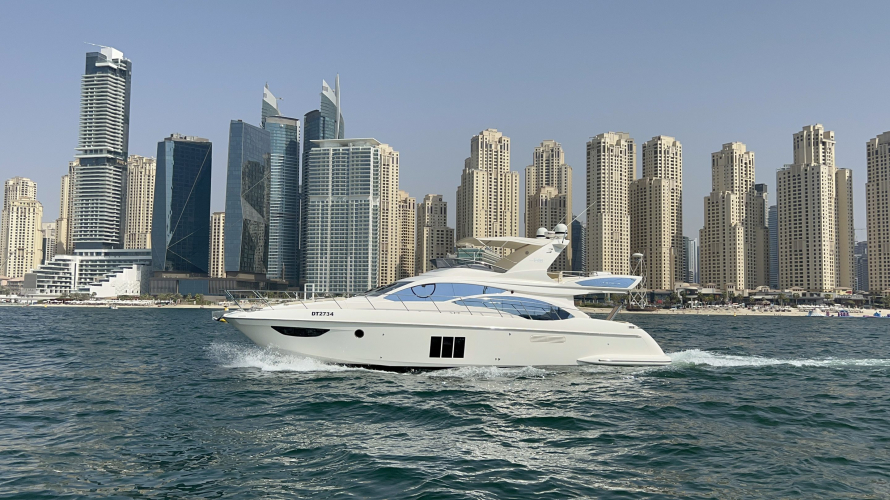 Rent Azimut 58 Friends